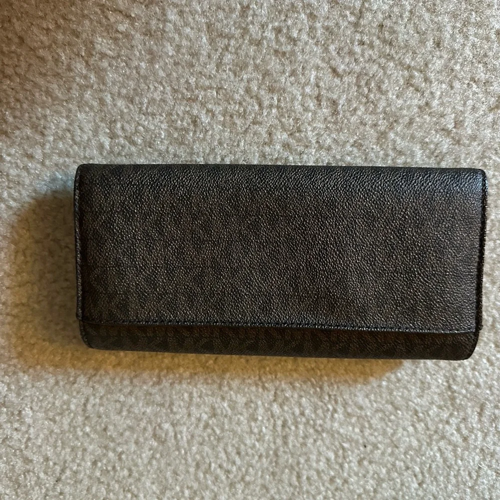 Michael Kors Fulton Carryall Wallet - Picture 9 of 11